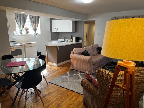 South End Apartamento | Inglis Heritage Cozy 2-Bedroom near Waterfront & Dining, Unit D