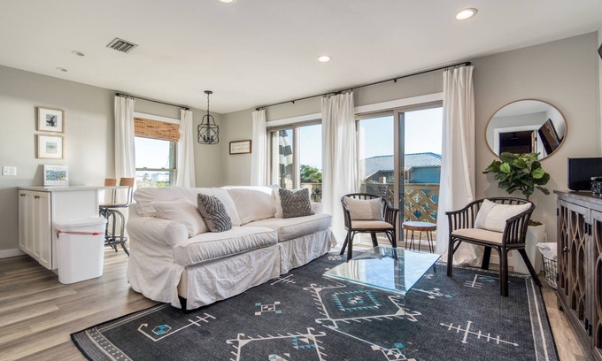 Inlet Beach Condominio | ¡Haga sus planes de primavera temprano en la unidad de esquina del piso superior "Sunny Side Up"!