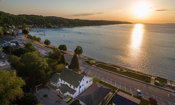 Beulah Casa | Inn at Beulah Beach on Crystal Lake