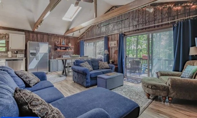 Lake Harmony Estates Cabina | Inn Harmony- Cabin with Fun Game Room, Large Hot Tub, close to EVERYTHING!