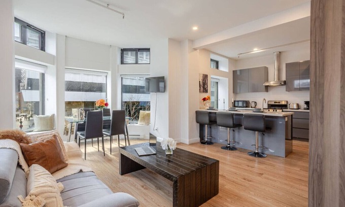 Downtown Montreal Apartamento | Inner-City Studio on Bishop -Heart of MTL ZX0