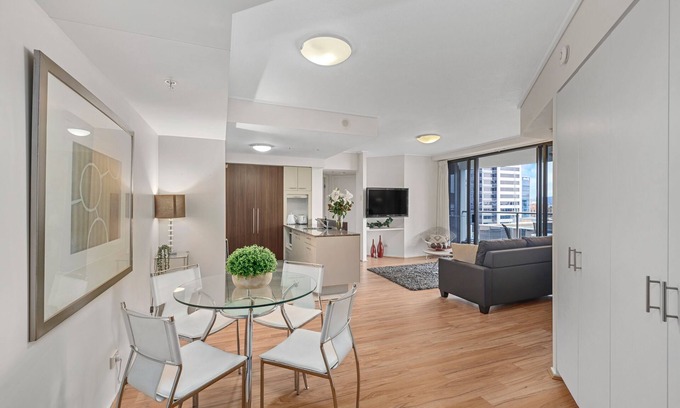 Brisbane Central Business District Apartamento | Inner-City Vibes! 2Bed/1Bath/1Car/Pool/Balcony~CBD