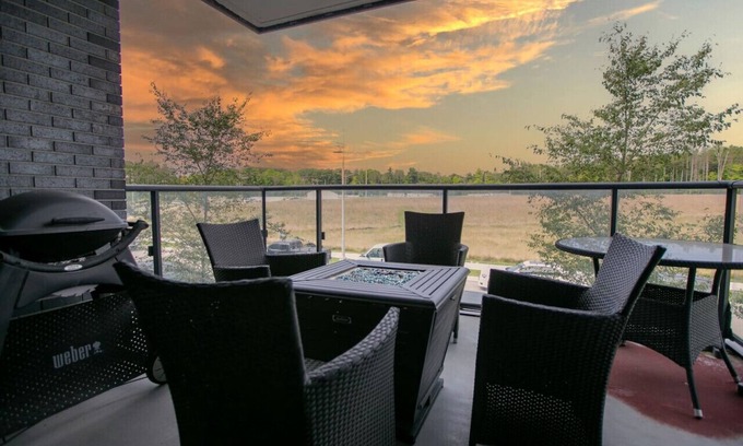 Innisfil Apartamento | Innisfil 2BR Condo | Balcony, BBQ & Fire Table