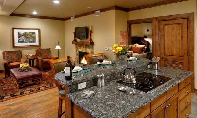 West End Casa | Innsbruck Aspen Deluxe One-Bedroom Garden Residence 2, Located on Main Street