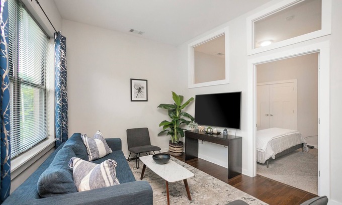 Hillsboro Village Casa | Inquiry for Week Day Special / Free Parking / 2BD by Zen Living