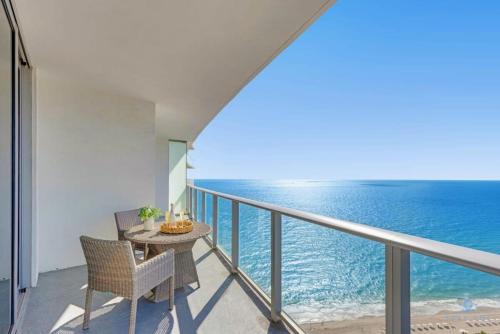 Hollywood South Central Beach Apartamento | Insane Ocean View Balcony Beachfront Condo Pool