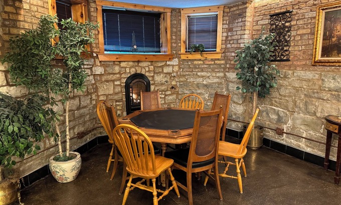 Lake View East Casa | Inspiring Stone Grotto Sleeps 10-20 & Free Parking