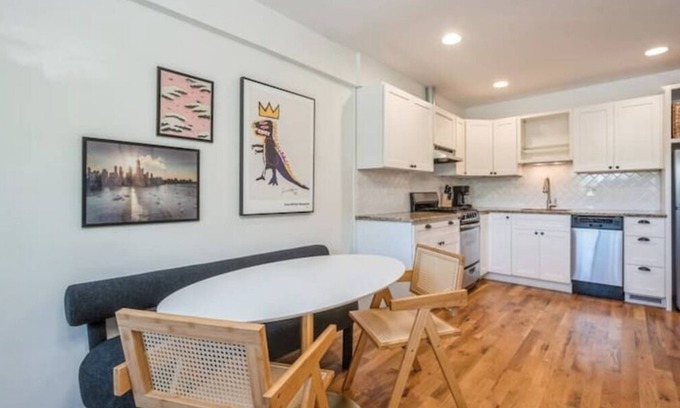 Evanston Apartamento | Insta-worthy, 1BR 1BA Apartment in Evanston