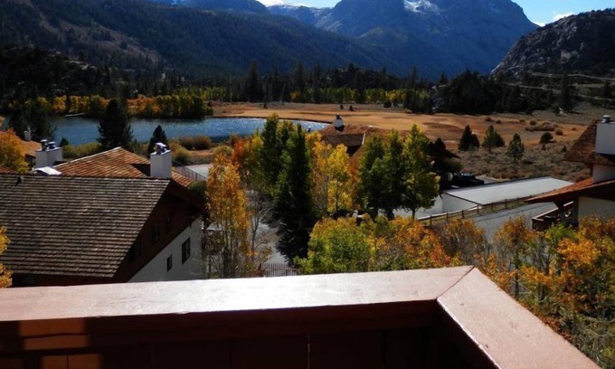 June Lake Condominio | Suite del ático, vistas despejadas del lago Gull, todo en uno de los pisos. rey, 2 reinas, 2 baños, 2 twi