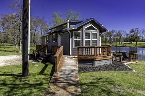 Emory Casa | Intimate Chic Cabin Suitable for Four with Private Deck in Texas