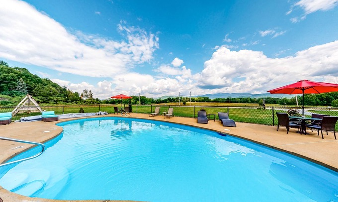 Thornton Cabina | Intimate cottage with a kitchenette, WiFi, gas grill & seasonal pool