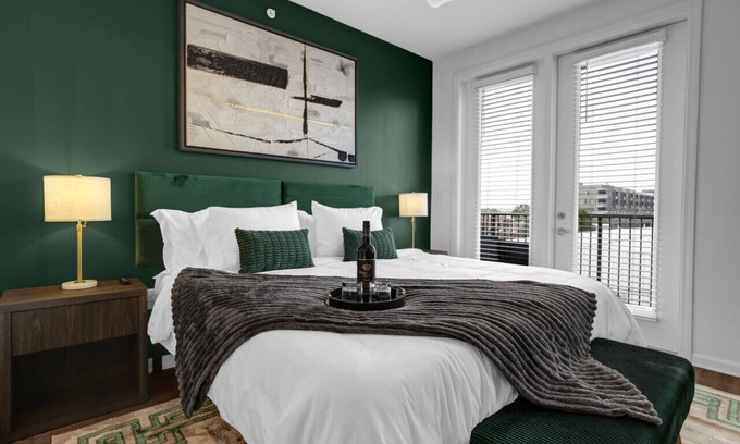 Avondale Apartamento | Intimate Flat w/ Pool, Gym, & Stunning City Views