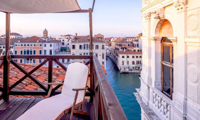 Santa Croce Apartamento | Intimate Grand Canal Penthouse Loft with Terrace
