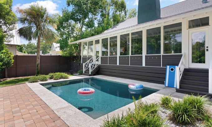 Saint Simons Island Casa | Into the Mystic sleeps 13 and has a pool