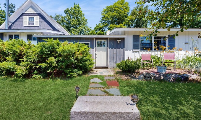 North Conway Condominio | Intown home w/ views, private deck & firepit; close to Mt. Cranmore