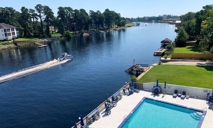 Socastee Condominio | INTRACOASTAL WATERWAY FUN Bring or rent a boat or jetski WATERFRONT POOL