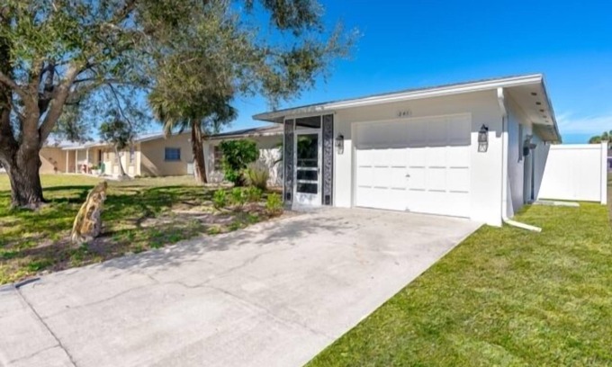 Oakland Hills Casa | Introducing Caddy Shack,the perfect abode for your short-term stay. This delightful 2 bed, 2 bath canal home has been thoughtfully remodeled to exude a beachy atmosphere