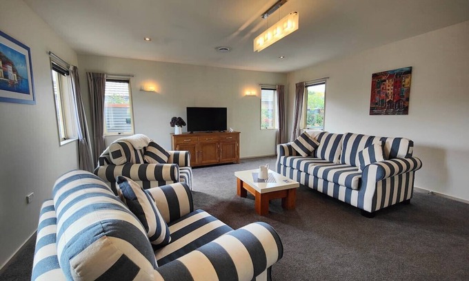 Invercargill Casa | Invercargill Quiet in the Court