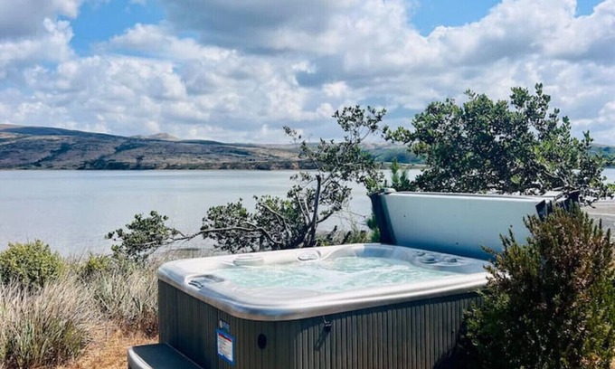Inverness Casa | Inverness Beach House - Hot Tub on Tomales Bay