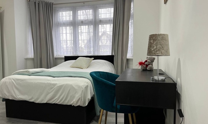 Clayhall Apartamento | Inviting 2-bed Apartment in Ilford