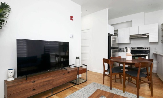 Plateau Mont Royal Apartamento | Inviting 2BR1B in Gay Village & Downtown