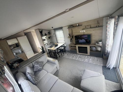 Wesham Casa | Inviting 3-Bed Lodge in Preston hot tub