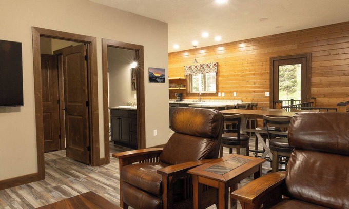 Cooke City-Silver Gate Cabina | Inviting 3-Bedroom Retreat with Mountain Views – Minutes from Yellowstone’s Northeast Entrance