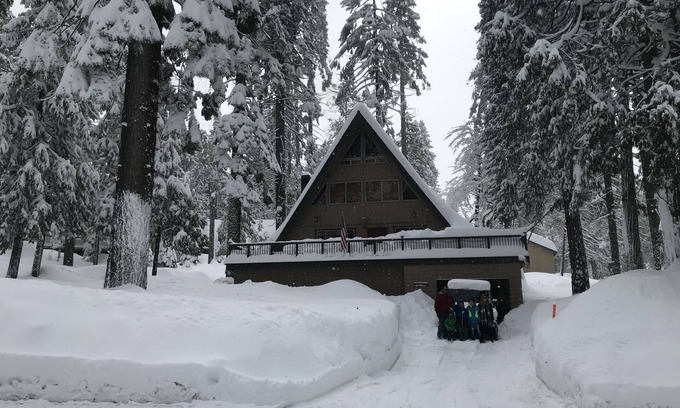 Sierra Cedars Cabina | Cabina espaciosa de tres niveles con marco en A, gran terraza y excelente ubicación