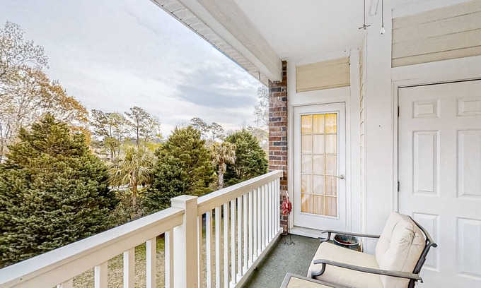 Myrtle Beach Condominio | Inviting 3rd floor condo with pool, fitness area, golf, central AC, & W/D
