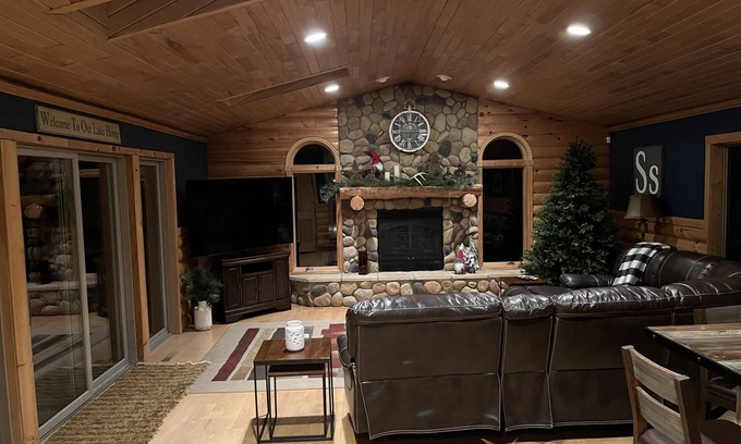 Webster Casa | Inviting 4BR/3Bath Home w/ hot tub on crystal clear Devil's Lake in Webster, WI