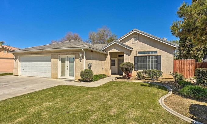 Greenacres Casa | Inviting Bakersfield Home w/ Spacious Yard!