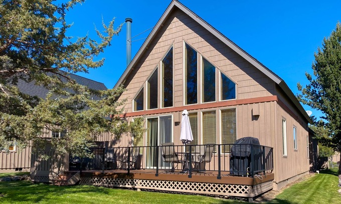 Redmond Chalet De Esquí | Inviting chalet with private hot tub, grill, 3 pools, hot tub, gym, & tennis