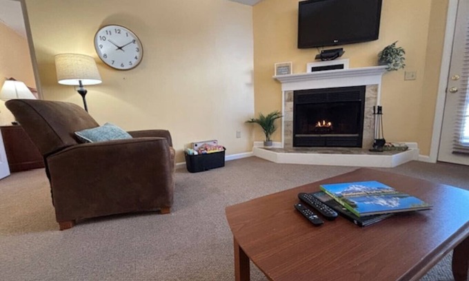 Francestown Casa | Inviting Condo w Hot Tub & Fireplace