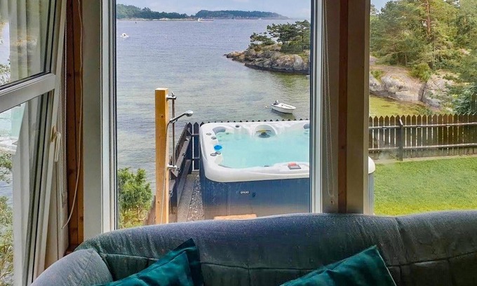 Bamble Casa | Inviting holiday home with its own beach and jetty.