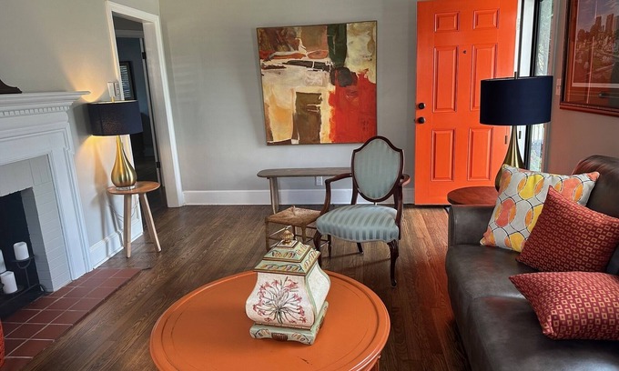 Lindley Park Casa | Inviting home in Lindley Park! Short walk to grocery, bars, cafes & coffee shop!