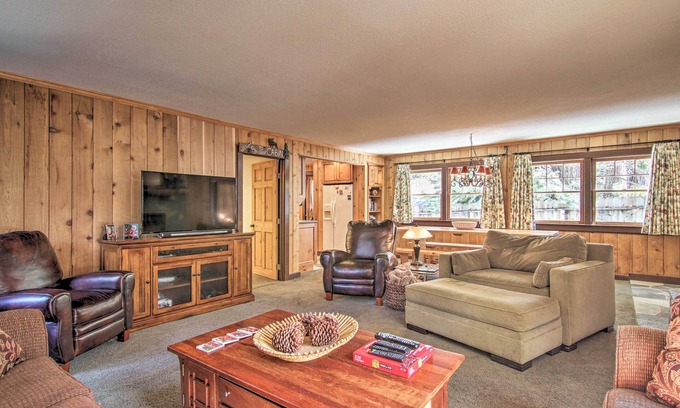 Tahoma Cabina | Inviting Lake Tahoe Escape w/ Yard & Fireplace!
