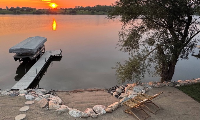 Aberdeen Casa | Inviting lakefront property on the shore of Richmond Lake