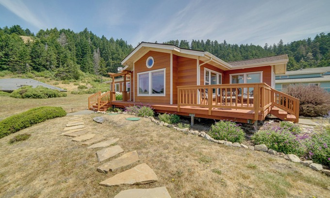 Manchester Casa | Inviting Manchester Home w/ Hot Tub Near Beach!
