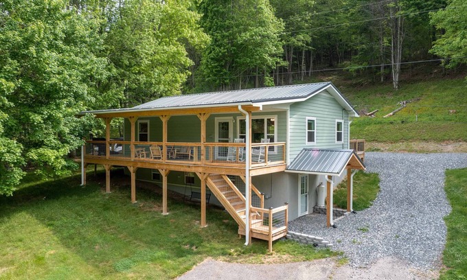 Wolf Laurel Cabaña | Inviting Mtn Retreat! Fire Pit+Grill~WiFi~Near AVL~ 3 Mins to Hatley Pointe!