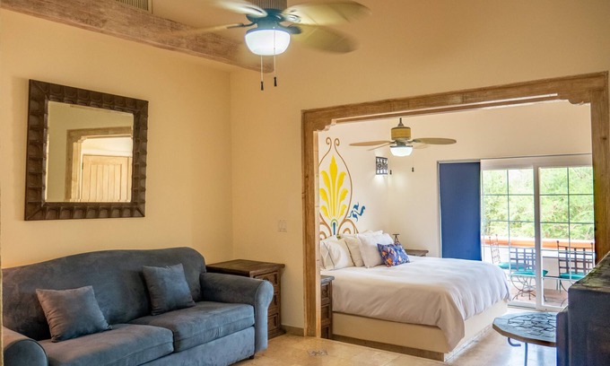 Colonia El Progreso Apartamento | Inviting Resort Studio Suite with Terrace