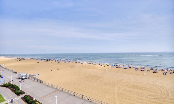 Northeast Virginia Beach Apartamento | Inviting Virginia Beach Condo w/ Community Pool