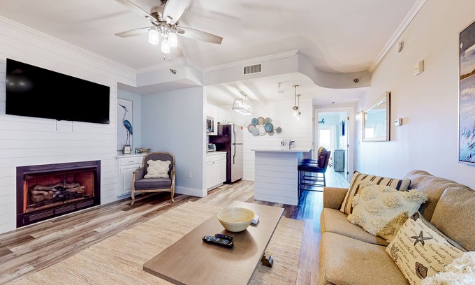 Sunnyside Condominio | Inviting waterfront condo with heated outdoor pool, balcony, AC, & hot tub