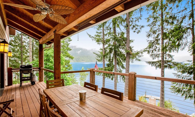 Hoodsport Casa | Inviting waterfront home with game room, mountain view & kayaks