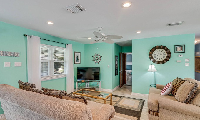 Palm Harbor Casa | Inviting waterfront home with balcony, full kitchen, W/D, & dog-friendly