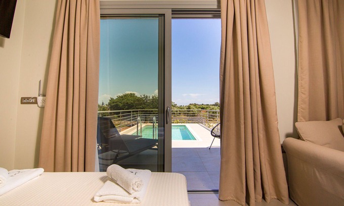Mytikas Casa | IO Luxury Pool & Hot Tub Suites