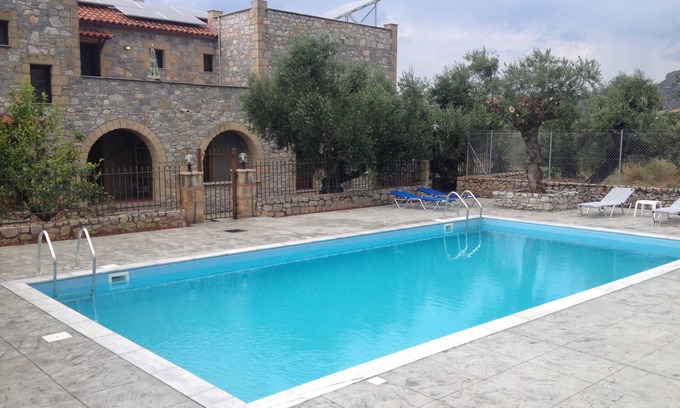 Lefktron Villa | Io villa de un pequeño castillo de piedra en Stoupa