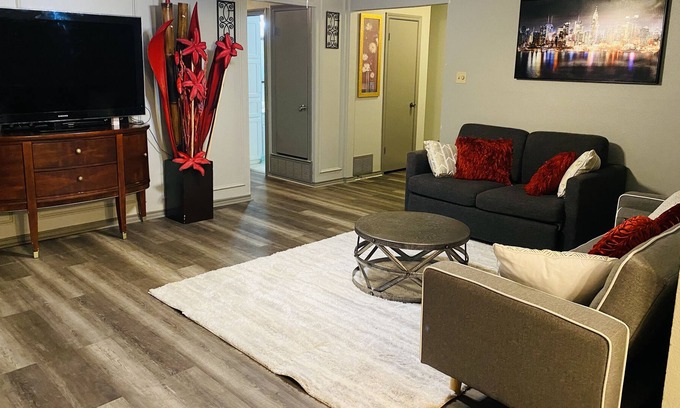 West Arlington Casa | Iris Lane Cozy 3BR near Arlington ent.district