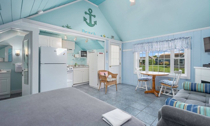 Yarmouth Cabaña | Irish Mist is your charming beachside retreat on Nantucket Sound