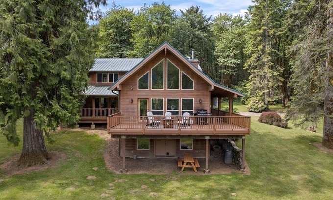 Marmot Casa | Iron Mountain Lodge Hot Tub and Game Room
