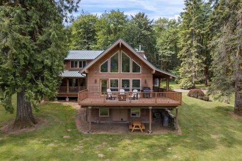 Marmot Casa | Iron Mountain - Spacious Secluded Lodge with Hot Tub & Game Room